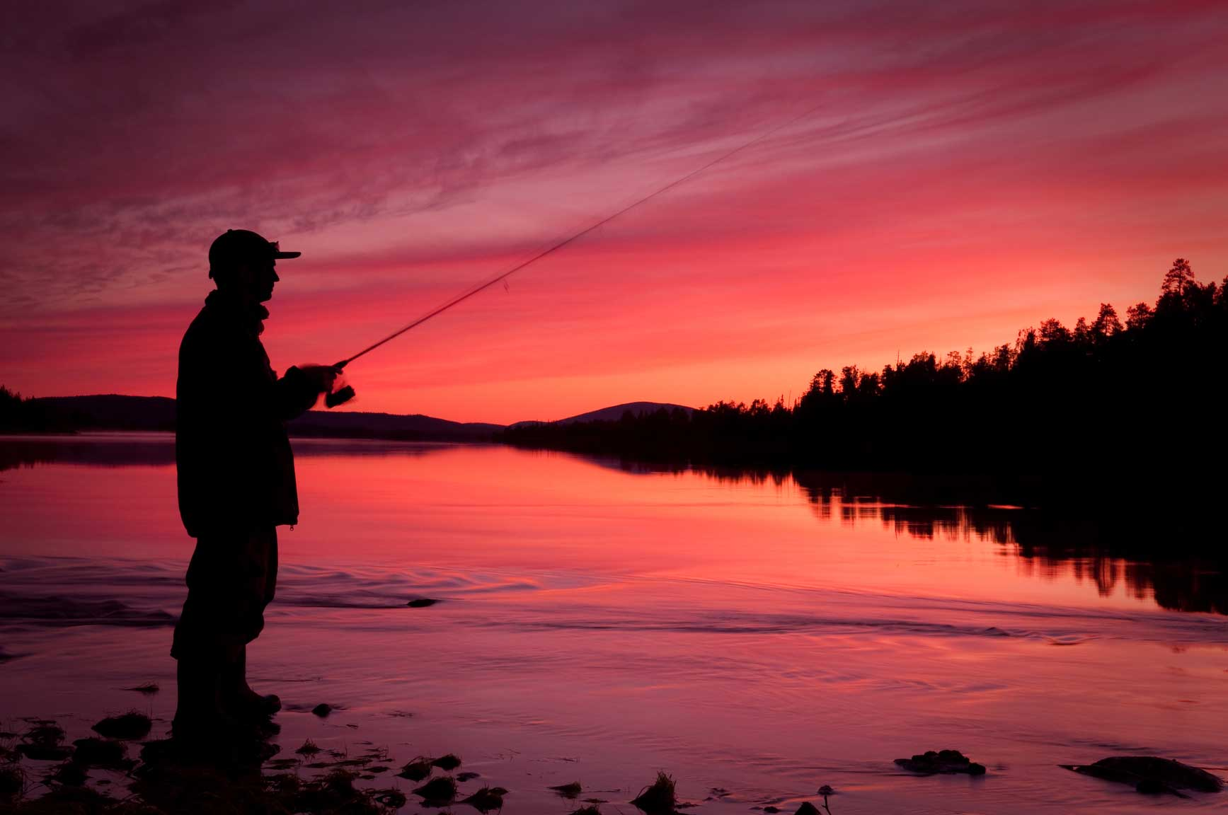 Ловить рыбу ночью. Рыбалка. Рыбак на закате. Красивая рыбалка. Рыбак с удочкой.